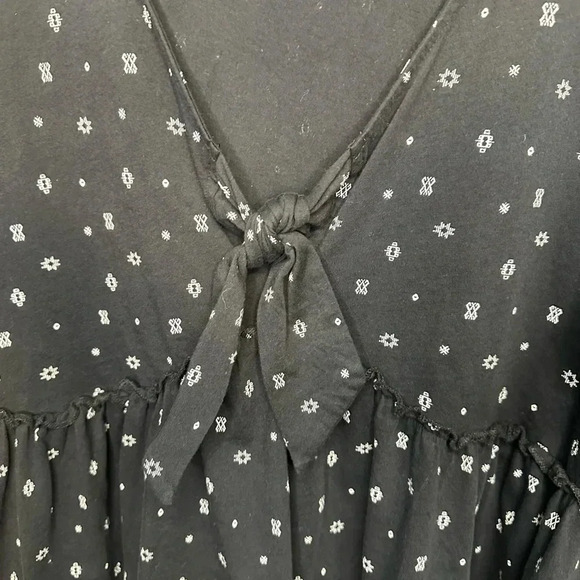 Torrid Top Womens 1X Short Flutter Sleeve V-Neck Peplum Black All Over Print - Picture 5 of 5